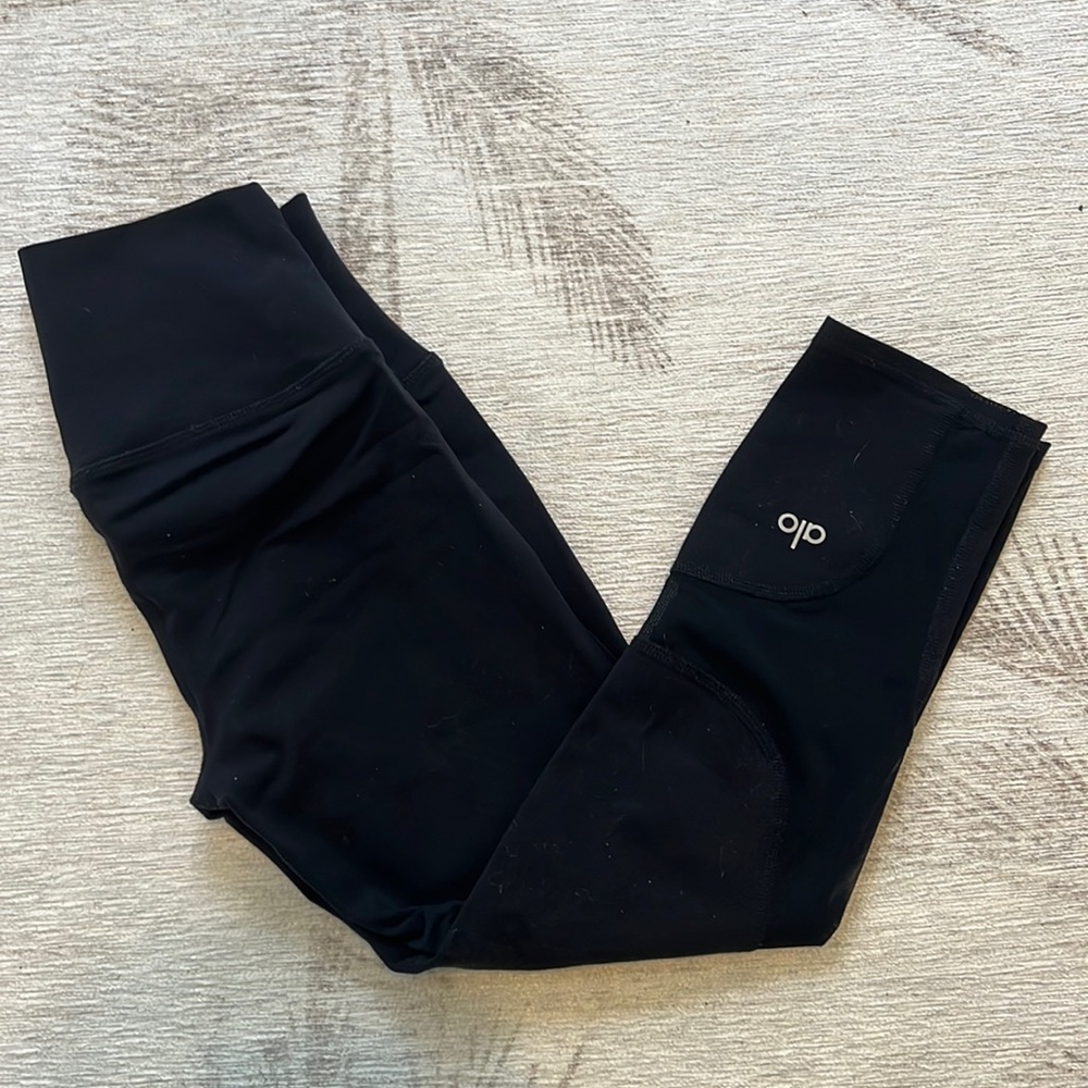 ALO Yoga cropped leggings with mesh panel.